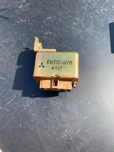 RELÉ DE BOMBA DE COMBUSTIBLE MITSUBISHI FTO 1994-1998 E8T06878 - Imagen 1 de 3