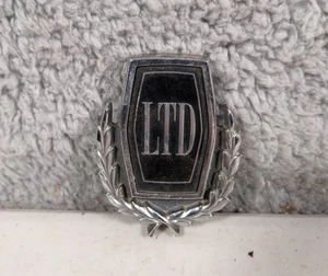 Ford LTD 1973-75 carrocería emblema insignia OEM D3AB-65517A56-AC - Imagen 1 de 3