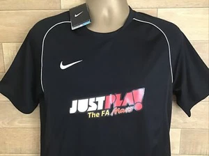 CAMICIA NIKE DRI-FIT OFFICIAL THE FA MARS JUST PLAY taglia media NUOVA CON ETICHETTE - Foto 1 di 9