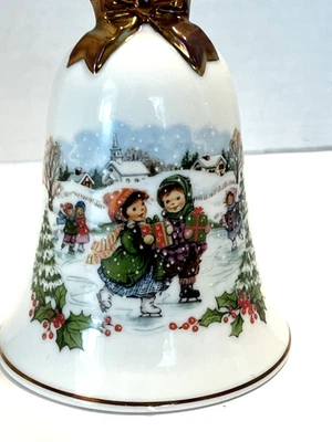 1986 Avon Christmas Bell arco vermelho menina e menino crianças patinação no gelo cena feriados - Imagem 1 de 4