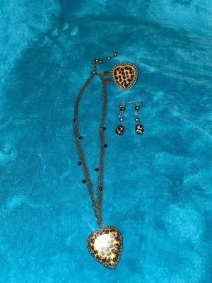 Collar y anillo colgante corazón estampado leopardo bronce vintage Betsey Johnson  Foto 1 de 4