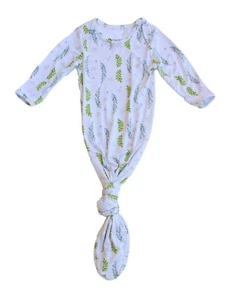 Keep Me Cosy® Knotted Baby Gown, One-piece Bamboo Babywear - Olive Leaves - Imagen 1 de 5