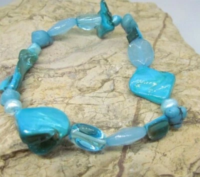 Pulsera elástica concha turquesa $26 Macy's talla única OSFM sobre la muñeca Foto 1 de 2