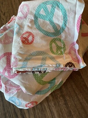 Juego de sábanas dobles Pottery Barn Kids Berkeley lunares símbolo de la paz impresión 3 piezas Foto 1 de 4