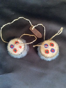 Yoyo de piel de esquimal de Alaska con cuentas 60+ años - Imagen 1 de 3