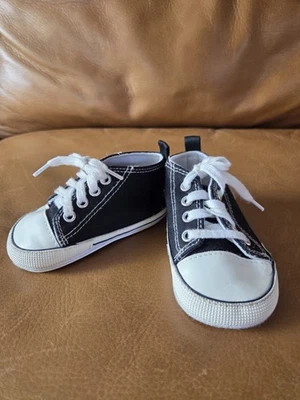 Tênis bebê infantil preto/branco Converse All Star por Chuck Taylor tamanho 3 - Imagem 1 de 4