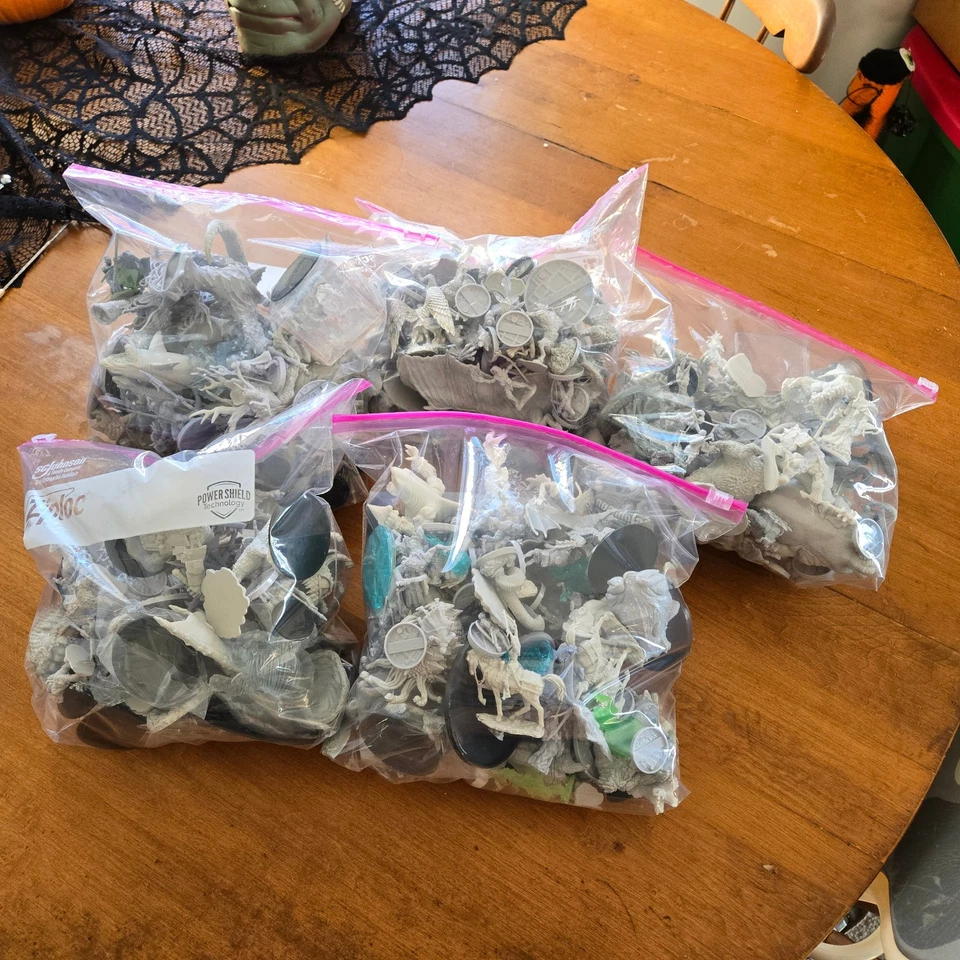 D&D Dungeons and Dragons miniatures lots - Image 1 of 1