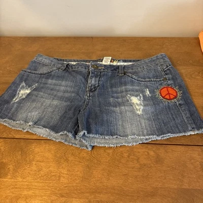 mudd women distressed shorts Embroidered Size 13 - Image 1 of 4