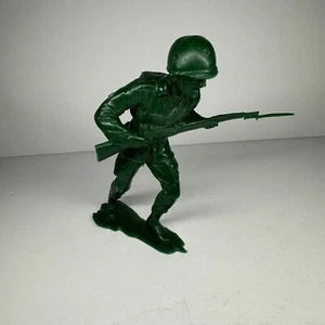 Vintage Louis Marx Spielzeug Plastik Soldat WWII WW2 mit Bajonett - Bild 1 von 3