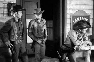 Laramie TV series John Smith Robert Fuller outside ranch - Picture 1 of 1
