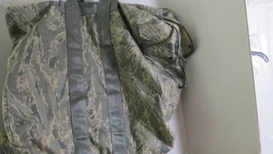 BOLSA DE EQUIPO TÁCTICO MILITAR CAMUFLAJE GRANDE GRIS Y TOSTADO 23" X 20" X 12" NUEVA - Imagen 1 de 6