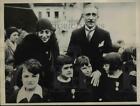 1930 Press Photo Paris France Mrs Elisa Stern, Dr Le Mee & Some Children