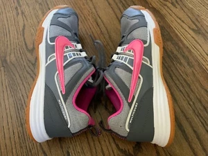Nike Mujer Zapatos Talla 10.5 Correr Caminar Caminata Gimnasio Rosa Swoosh Gris Antideslizante - Imagen 1 de 9