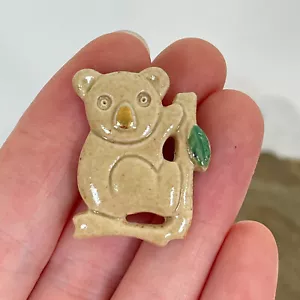 Broche de oso koala de cerámica artesanal de colección cerámica hecha a mano bambú oro arcilla arte prendedor - Imagen 1 de 6