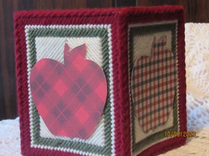 ÄPFEL / PRIMITIV / HAUSGESPIELT - NEUE HANDGEFERTIGTE KUNSTSTOFF LEINWAND TASCHENTUCHBOX ABDECKUNG WÜRFEL - Bild 1 von 8