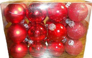 2009 Target (24) WEIHNACHTSSCHMUCK 1,5" Vintage-Stil rot glänzend ~ matt ~ Glitzer 614 - Bild 1 von 5