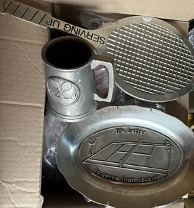 Raqueta de tenis y bandeja colgante vintage Pewtarex decoraciones de pared y taza de cerveza - Imagen 1 de 19