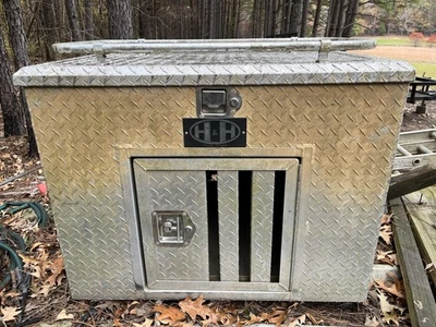 Caja para perros enchapada con diamante de aluminio H&H con almacenamiento superior Foto 1 de 3