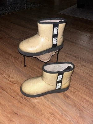 Mini bota UGG Classic Clear.                              Foto 1 de 4