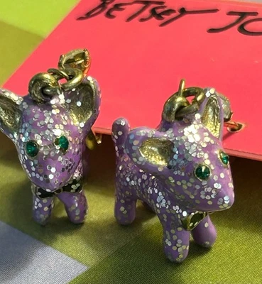 PENDIENTES BETSEY JOHNSON, PERRO CHIHUAHUA PÚRPURA BRILLO PALANCA TRASERO CUELGAN NUEVOS CON ETIQUETAS COMO NUEVOS Foto 1 de 4