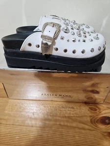 NEW AZALEA WANG STUDDED MULES WHITE WITH SILVER STUDS AND BUCKLES SIZE 5 - Picture 1 of 6