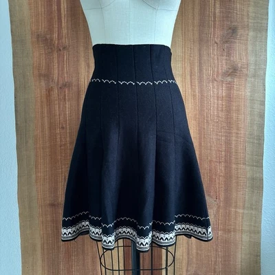 Falda Suéter Max Studio Para Mujer M L Calce Y Acampanada Negra Marfil Y2K Caprichosa Foto 1 de 4