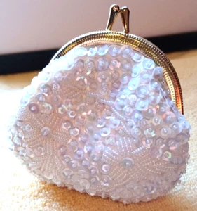 BONITO MONEDERO/CAMBIO DE LENTEJUELAS Y CUENTAS BLANCAS DE COLECCIÓN-4" W X 4 1/8" T - Imagen 1 de 7