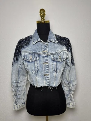 Джинсовая куртка ручной работы с серебряными кисточками — уникальная, стильная и единственная в своем роде.  - Изображение 1 из 4