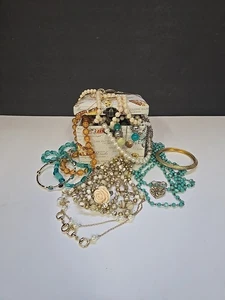Beautiful Butterfly Box Filled W/Stunning Blue, Gold & Cream Mystery Jewelry - Picture 1 of 12