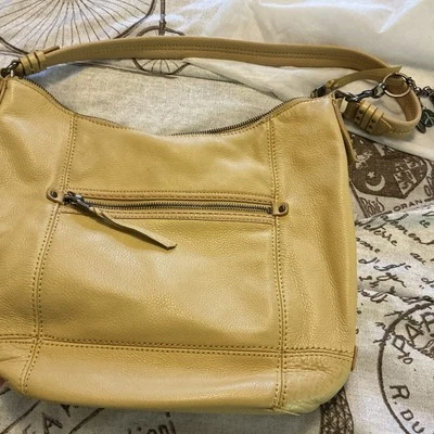 Bolso de hombro The Sak de cuero amarillo mantecoso con dijes - muy bonito A12 Foto 1 de 4