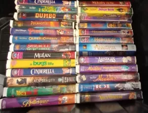 AUS DER LISTE DER VHS MUSCHELSCHALENKOFFER AUSWÄHLEN. EINIGE SIND VERSIEGELT DIE MEISTEN SIND GEBRAUCHT. - Bild 1 von 2