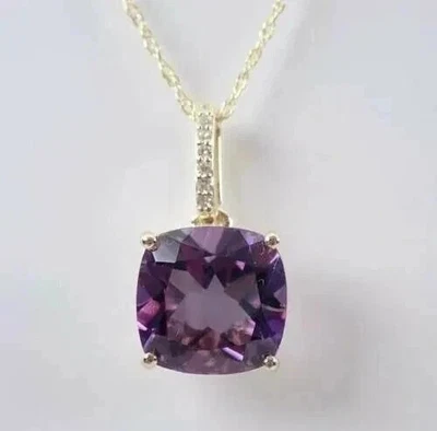 Colgante solitario de amatista creado en laboratorio corte cojín de 2,20 quilates enchapado en oro amarillo de 14 quilates Foto 1 de 4