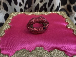 Betsey Johnson Vintage Glitter Critters BITE ME Red Lips Fangs Mouth Ring RARE - Picture 1 of 7
