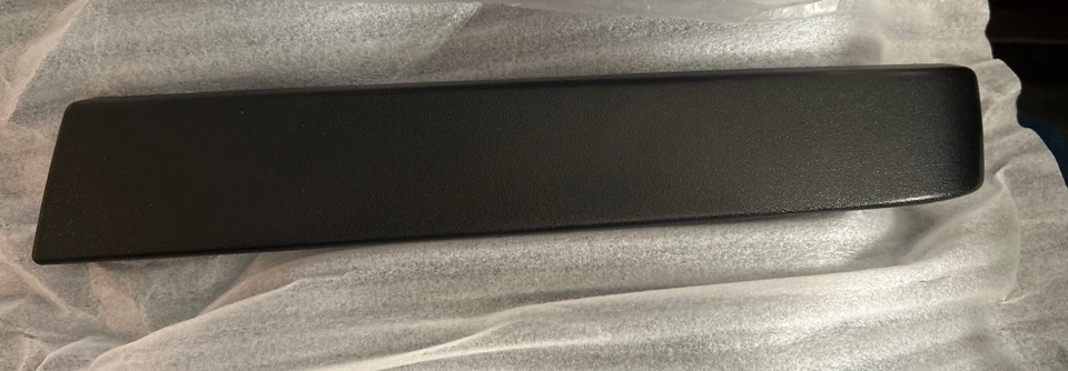 Genuine GM Driver LH Grille Molding Grained Style 10397973 06-07 Chevy Silverado - Изображение 1 из 2