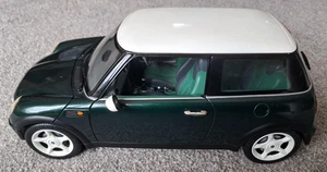 REVELL AG 2001 MINI COOPER - 1:12 SCALE - RACING GREEN WITH WHITE ROOF - Picture 1 of 12