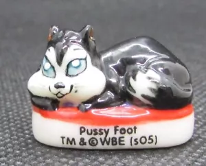 Fève PUSSY FOOT wbe 2005 Chat Noir Cat Couché dans son panier #G4 - Imagen 1 de 2