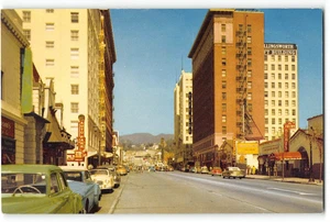 Postal vintage de Brown Derby Hollywood & Vine escena callejera años 50 - Imagen 1 de 2