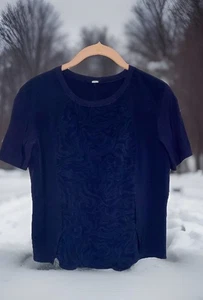 EUC Lululemon Navy Short Sleeve Stretch T-Shirt w/ Textured Pattern Sz 4 - Picture 1 of 4