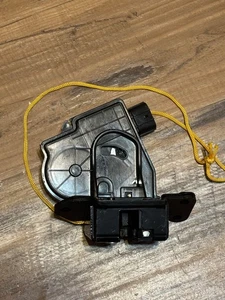Toyota Highlander Back Door Lock Trunk Tailgate Actuator 69350-28151 - Picture 1 of 2