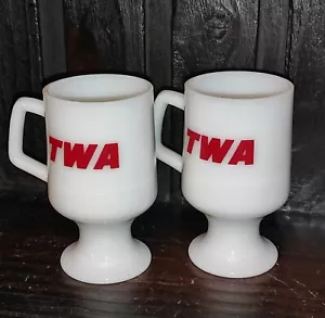 DE COLECCIÓN RARO TWA TRANS WORLD AIRLINES PEDESTAL TAZA JUEGO DE 2 TAZAS DE VIDRIO BLANCO LECHE - Imagen 1 de 8
