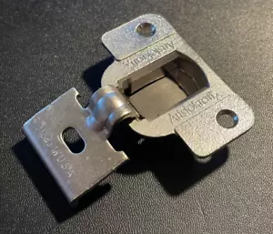 Cerniera per armadio Aristokraft 2110 3A - autochiusura con piastra 09J (sovrapposizione 1/2") - Foto 1 di 13