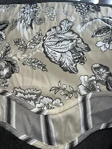 Traditions by Waverly Casablanca Rose Jakobsmuschel Volant 52 x 16 hellbraun und schwarz - Bild 1 von 6