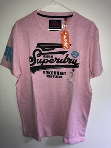 Superdry kurzärmliges Herren-T-Shirt High Flyers mit Rundhalsausschnitt Größe XL pastellrosa neu mit Etikett - Bild 1 von 3