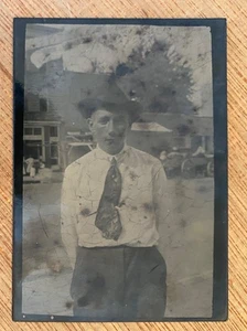 BLECHFOTOGRAFIE eines JUNGEN MANNES vor Pferdewagen - Bild 1 von 7