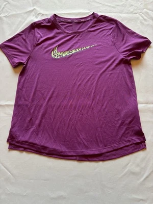 Camiseta Nike Dri Fit Niñas Púrpura Manga Corta, con Logo Nike Verde Lima, Grande Foto 1 de 4