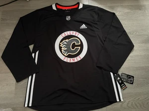 Camiseta deportiva de práctica negra auténtica de Calgary Flames NHL para hombre Adidas talla XL/54 - NUEVA CON ETIQUETAS - Imagen 1 de 12