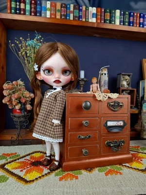 Muebles para muñecas — Cómoda para muñecas estilo vintage para Blythe, Pullip y otras muñecas Foto 1 de 4