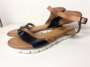 Sandalia Miz Mooz Shep para mujer EE. UU. 9 cuero marrón correa al tobillo plana con tira trasera EU 40 - Imagen 1 de 9
