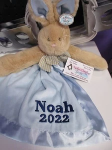 Manta de seguridad personalizada azul conejito de Pascua acurrucado azul - Imagen 1 de 2