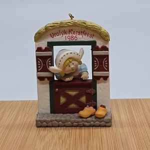 Vintage 1986 Vrolyk Kerstfeest Hallmark Windows Of The World Christmas Ornament - Picture 1 of 10